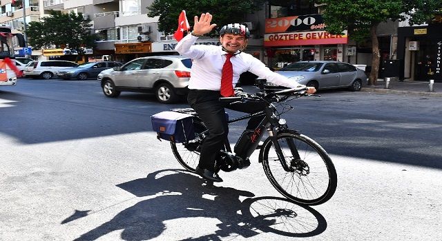 Zafer Turu'nu bisikletle attı