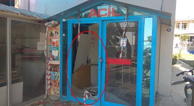 Foça'daki Eski Devlet Hastanesi çürüyor