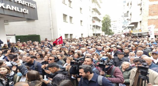 İzmir İmamoğlu için sokağa çıktı