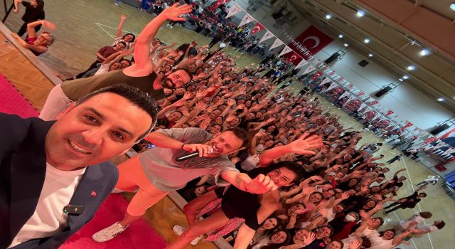 Çiğli’de 19 Mayıs coşkusu dans gösterisiyle zirve yaptı