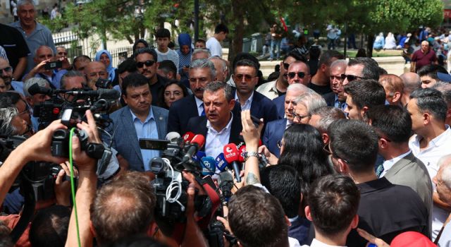 Özgür Özel'e yumruklu saldırı