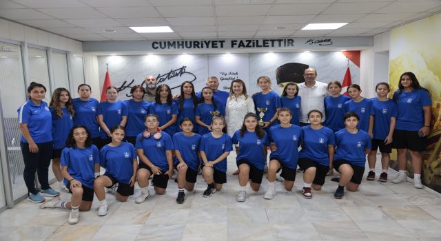 Başkan Mutlu şampiyon kızları ağırladı: Sizinle gurur duyuyoruz