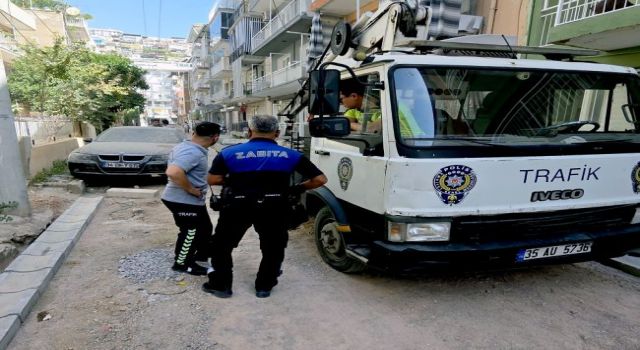 Bayraklı'da hurda araçlar kaldırılıyor