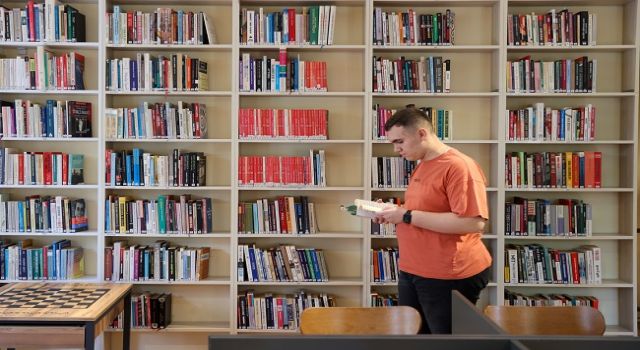 Kitap kurdu Asil okuma sevgisiyle örnek oluyor