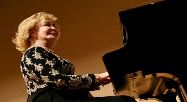 Ünlü piyanist Gülsin Onay 20 Haziran’da Karşıyaka’da