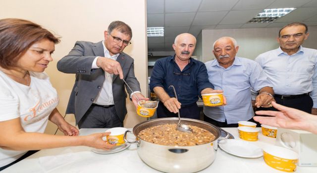 Başkan Cemil Tugay aşure bereketini paylaştı