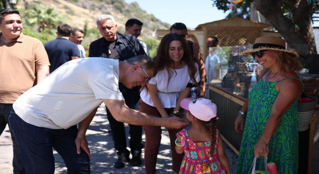 Başkan Tugay yangın bölgelerini yalnız bırakmıyor