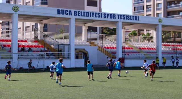 Bucalı minik kramponlar futbol eğitiminde