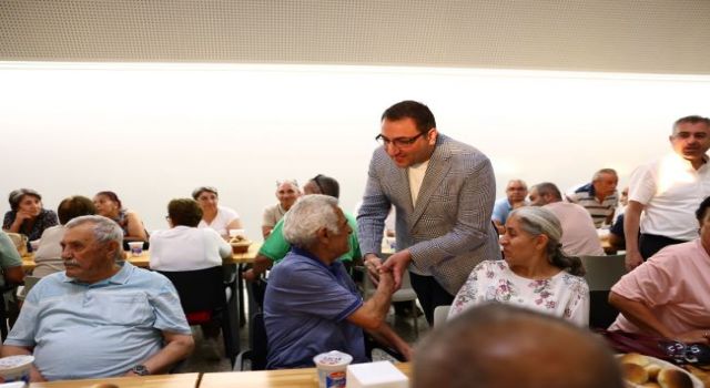 Yiğit, Cemevi'ne konuk oldu, hayır lokmasını paylaştı