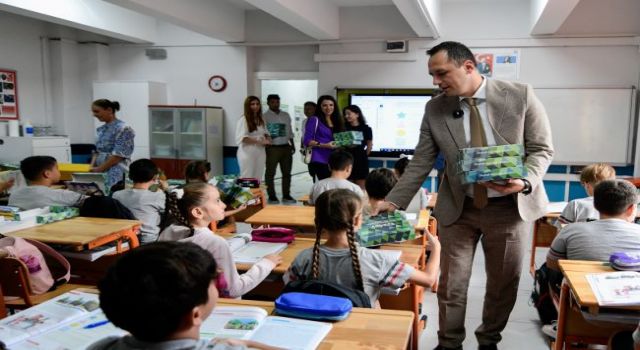 Bornıva'da çoçuklara kırtasiye desteği