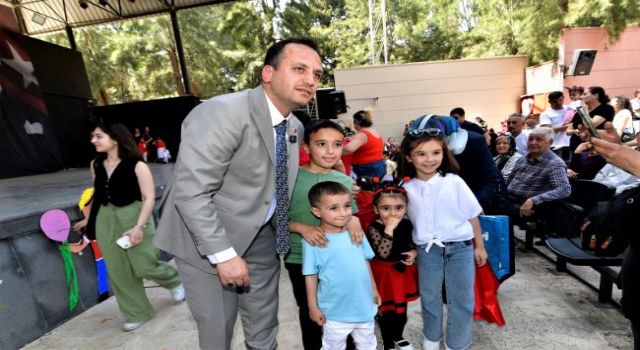 Bornova’da minik öğrencilere kırtasiye desteği