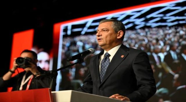 Özgür Özel 835 oyla yeniden genel başkan seçildi