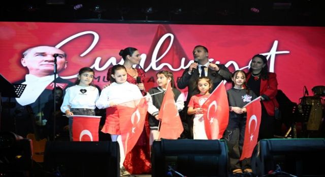 Binlerce Bornovalı Cumhuriyet’in 102. Yılını ışıklarıyla aydınlattı