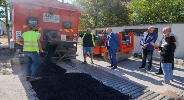 Gaziemir’de asfalt seferberliği sürüyor