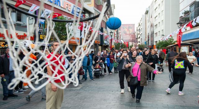 Karşıyaka Çarşısı’nda renkli anlar...