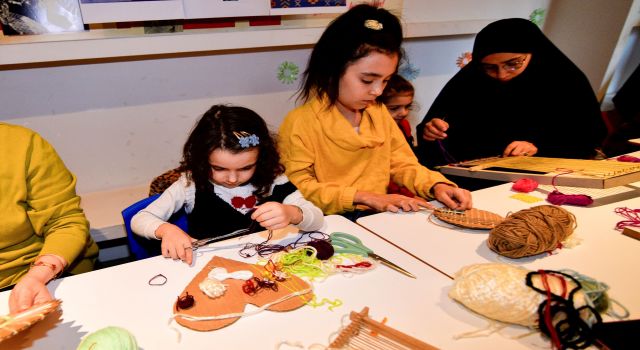 Bornova’da minik eller tezgâh başında  