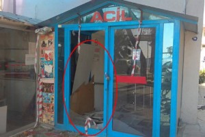 Foça'daki Eski Devlet Hastanesi çürüyor