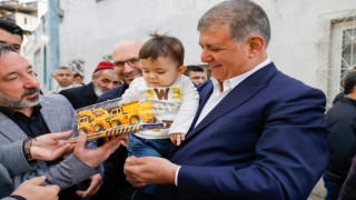 Başkan Tugay, yurttaşlarla bayramlaştı