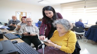  Konak’tan yaşlılara akıllı telefon kursu