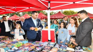 Minikler eğlencenin, edebiyat dünyası ödüllerin tadını çıkardı