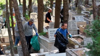 Balçova’nın mezarlıkları kabir ziyaretlerine hazır 