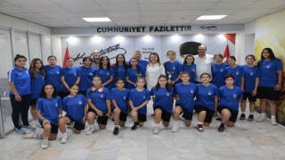 Başkan Mutlu şampiyon kızları ağırladı: Sizinle gurur duyuyoruz