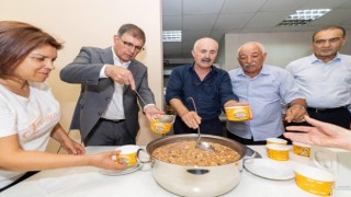 Başkan Cemil Tugay aşure bereketini paylaştı