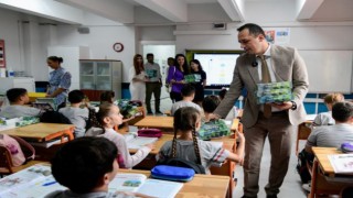 Bornıva'da çoçuklara kırtasiye desteği 