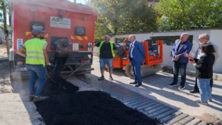 Gaziemir’de asfalt seferberliği sürüyor