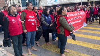 İzmir Büyükşehir işçilerinden ''Çıplak ayaklı'' eylem...