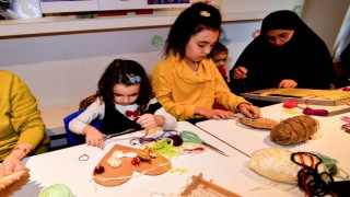 Bornova’da minik eller tezgâh başında  