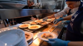 İzmir’de ''Askıda yemek'' ile hayatlar ısınıyor