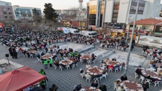 Çiğli’de kutsal gecede binler aynı sofrada buluştu