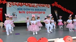 Bornova’da miniklerin 23 Nisan coşkusu sahneye taştı