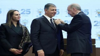 Başkan Tugay, rozeti taktı AK Parti'ye geçti